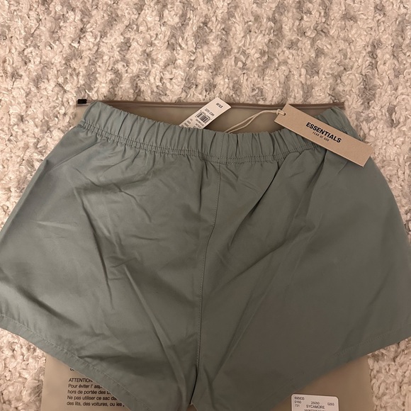 FEAR OF GOD ESSENTIALS WOMEN'S COTTON DOCK SHORT - SYCAMORE NWT Med rare find - Picture 4 of 9